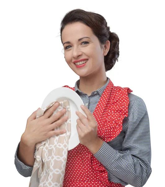 Lächelnde Vintage Hausfrau Trocknet Und Poliert Ein Geschirr Mit Einem — Stockfoto