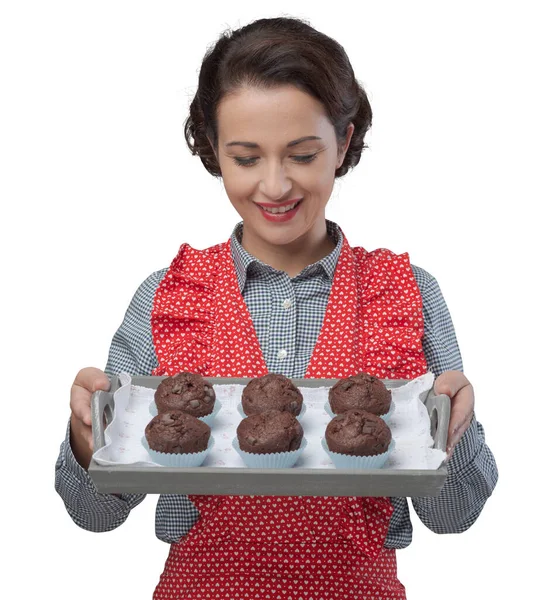 微笑服务自制巧克力松饼盘上的围裙的老式女人 — 图库照片