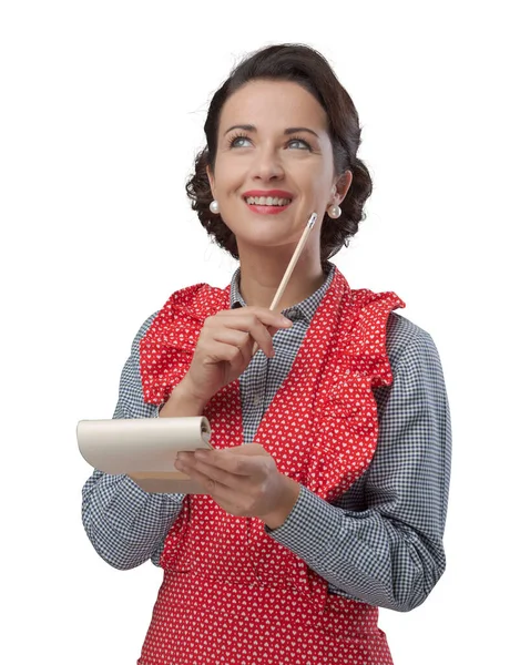 Atraente Sorridente Dona Casa Pensando Escrevendo Uma Lista Compras Bloco — Fotografia de Stock