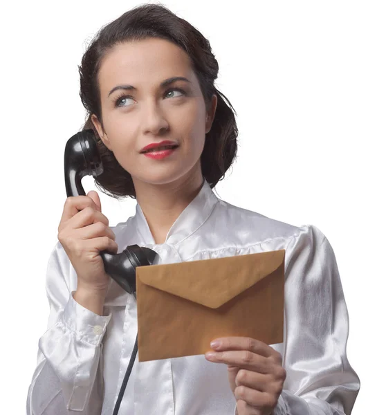 Secretária Vintage Telefone Segurando Envelope Fechado — Fotografia de Stock