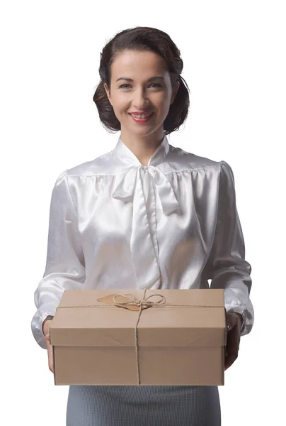 Glimlachend Vintage Vrouw Met Een Mail Perceel Pakket Verzending Levering — Stockfoto