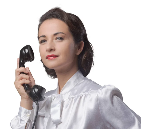 電話を持ち笑顔の魅力的なエレガントなビンテージ秘書 — ストック写真