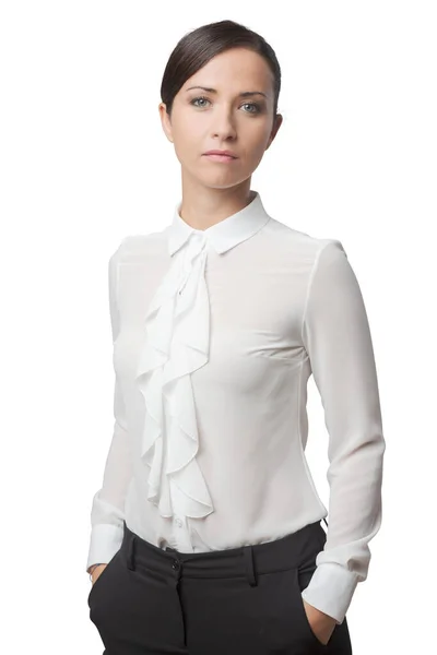Pewna Siebie Kobieta Eleganckiej Koszuli Rękami Kieszeniach Silna Postawa — Zdjęcie stockowe