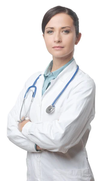 Säker Leende Kvinnliga Läkare Poserar Med Labbrock Och Stetoskop — Stockfoto