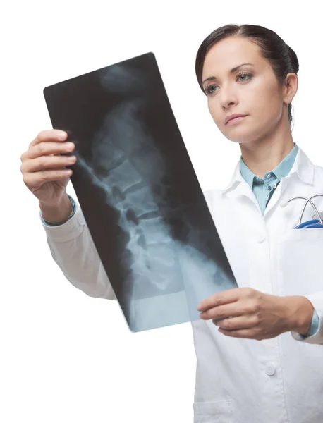自信的女性放射科检查脊柱的 射线图像 — 图库照片