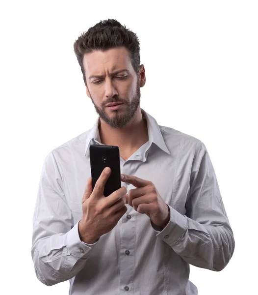 Rozczarowany Młody Człowiek Wpisując Jego Ekran Dotykowy Smartphone — Zdjęcie stockowe
