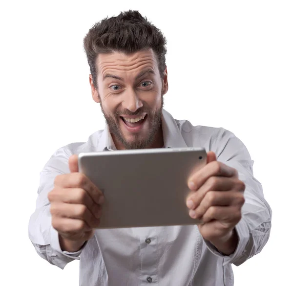 Glada Leende Man Titta Video Och Spelar Spel Sin Tablett — Stockfoto