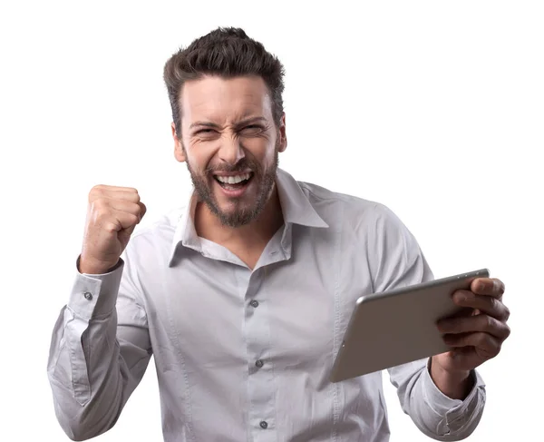 Fröhlich Lächelnder Mann Erhält Gute Nachrichten Auf Tablet Mit Erhobener — Stockfoto