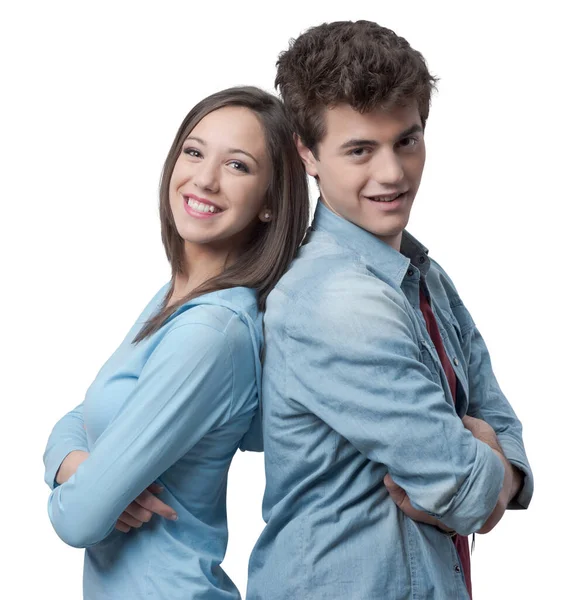 Unga Lyckliga Paret Rygg Mot Rygg Ler Mot Kameran — Stockfoto