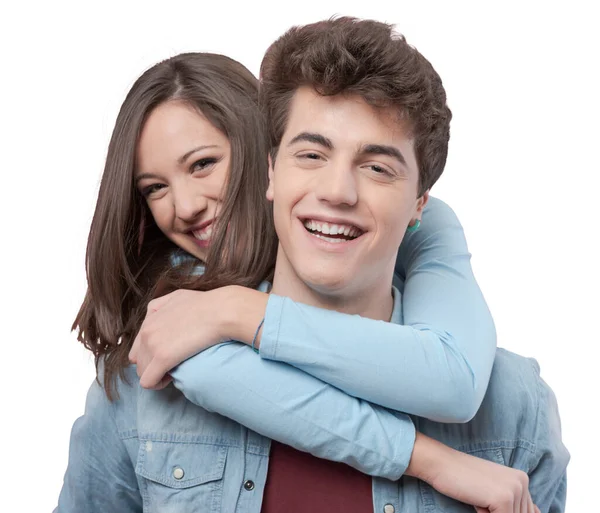 Šťastný Mladý Milující Pár Objímat Usmívá Kameru — Stock fotografie