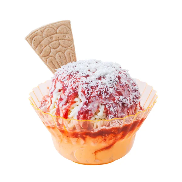 美味的冰淇淋意大利面圣代与晶片和顶部在一个塑料杯 — 图库照片