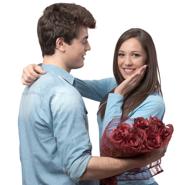 笑着从男朋友那里收到红玫瑰作为爱情礼物的年轻女人 — 图库照片