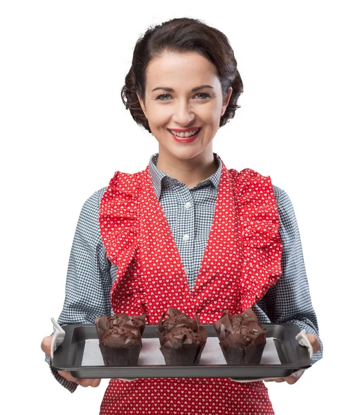 Çikolata Yapımı Kekler Fırın Tepsisiyle Tutan Vintage Kadın Gülümseyerek — Stok fotoğraf