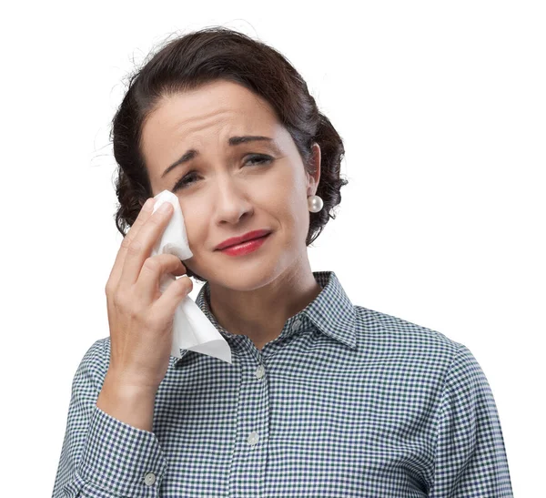 Depressive Frau Weint Und Trocknet Ihre Tränen Mit Taschentuch — Stockfoto