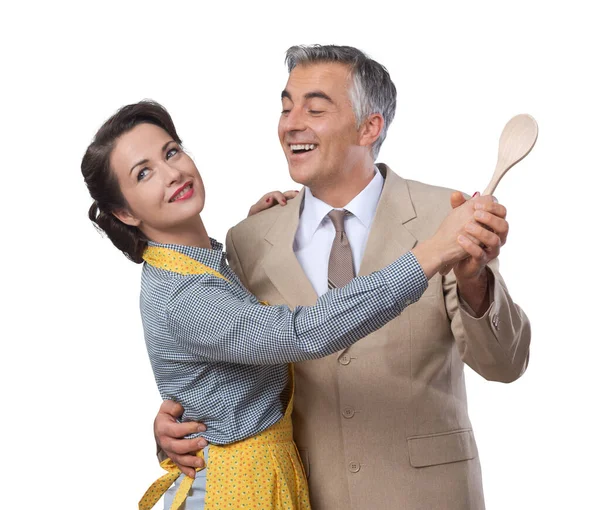 Uśmiechający Się Wzór Para Taniec Kuchni Trzymając Drewnianą Łyżką — Zdjęcie stockowe