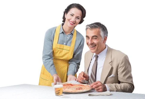 Glückliches Paar Beim Abendessen Sie Serviert Ihrem Mann Eine Pizza — Stockfoto