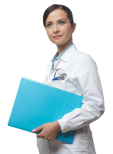 微笑着年轻的女医生拿着病历文件 — 图库照片