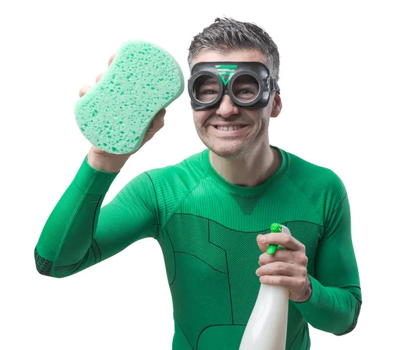 微笑的超级英雄清洁与海绵和洗涤剂 — 图库照片