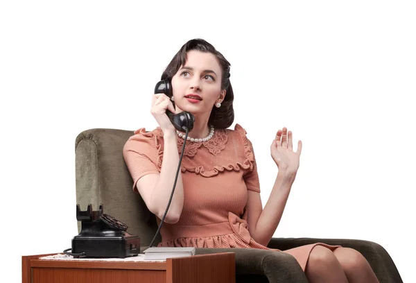 Frau Vintage Stil Sitzt Auf Einem Sessel Und Tratscht Telefon — Stockfoto