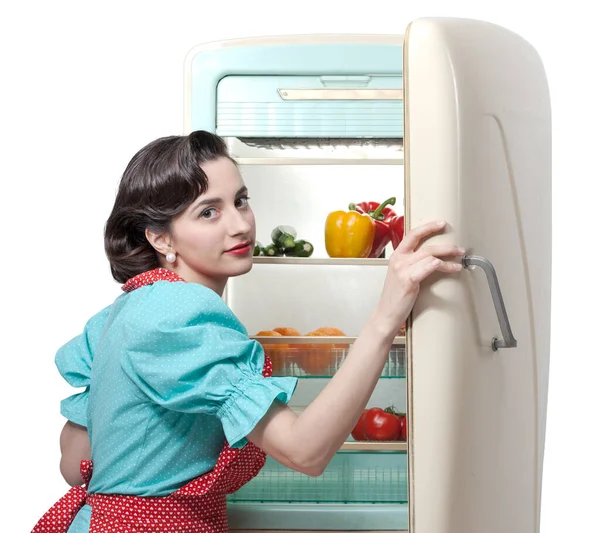 Vintage Hausfrau Der Küche Bereitet Mittagessen Sie Öffnet Den Kühlschrank — Stockfoto