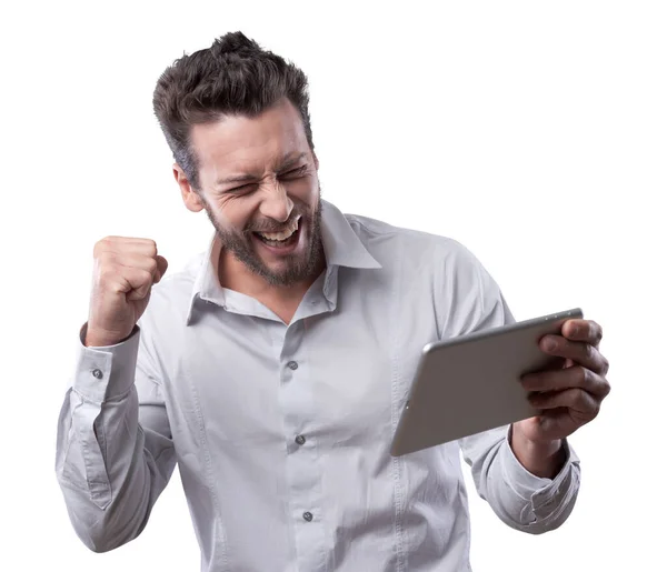 Pria Tersenyum Ceria Menerima Kabar Baik Tablet Dengan Tinju Terangkat — Stok Foto