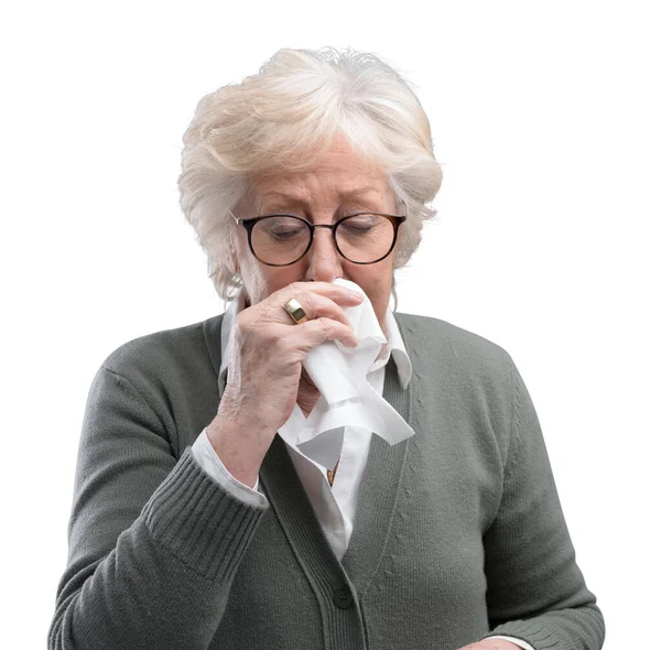 Wanita Senior Sakit Meniup Hidungnya Dia Memiliki Dingin Dan Flu — Stok Foto