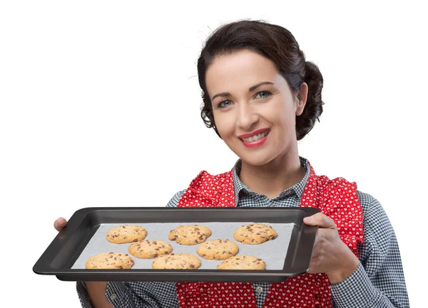 准备好吃的饼乾的微笑老式妇女送达烤盘 — 图库照片