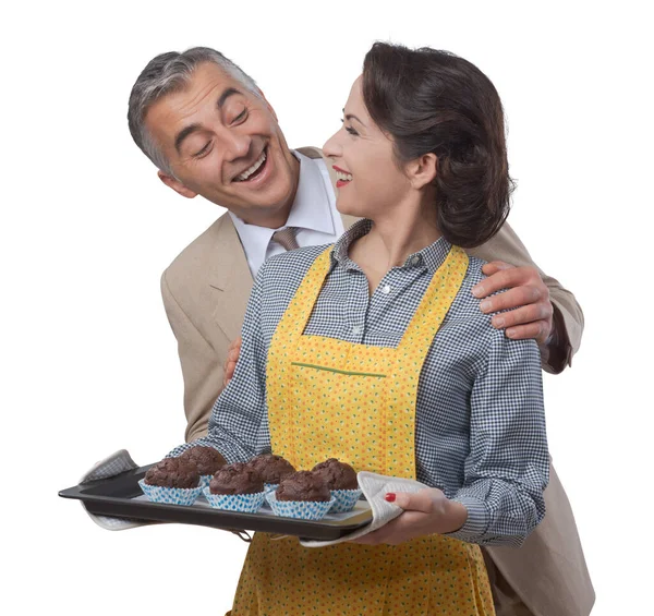 Vintage Vrouw Schort Chocolade Muffins Koken Voor Haar Man — Stockfoto