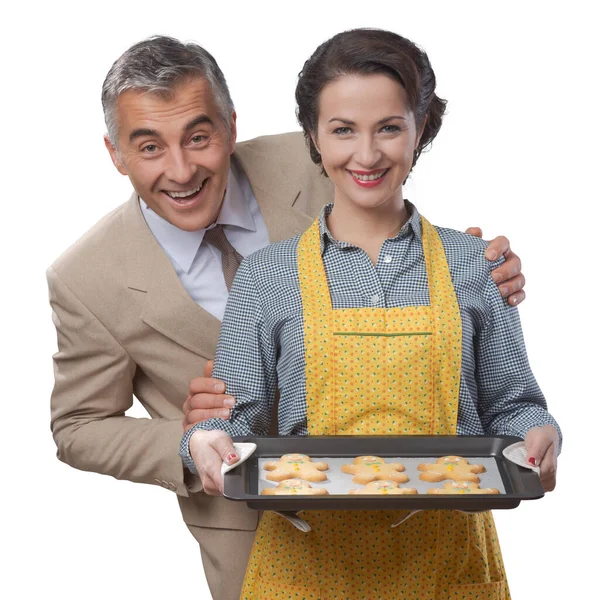 Vintage Couple Heureux Souriant Elle Sert Des Biscuits Faits Maison — Photo