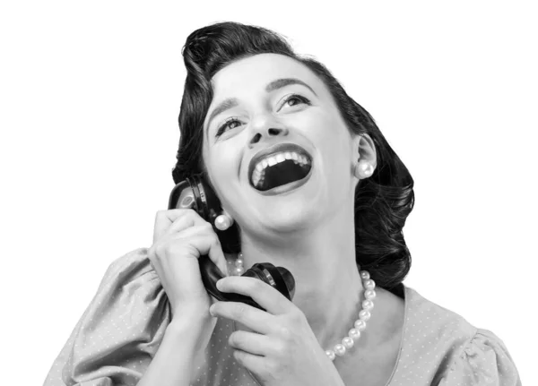 Весела Вінтажний Стиль Елегантна Жінка Має Захоплюючий Телефонний Дзвінок Пліткує — стокове фото