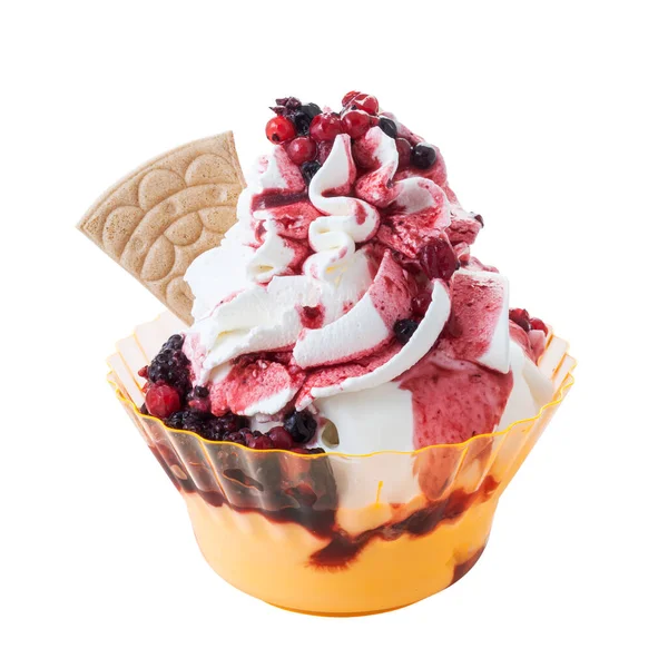 美味的浆果冰淇淋圣代与晶片和顶部在一个塑料杯 — 图库照片