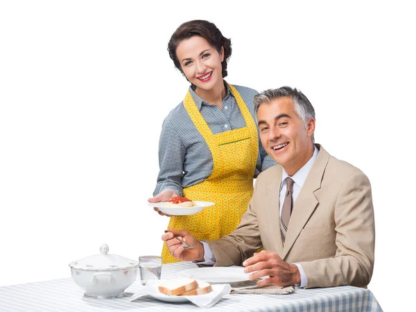 Вінтажна Усміхнена Жінка Подає Макарони Обід Щасливому Чоловікові — стокове фото