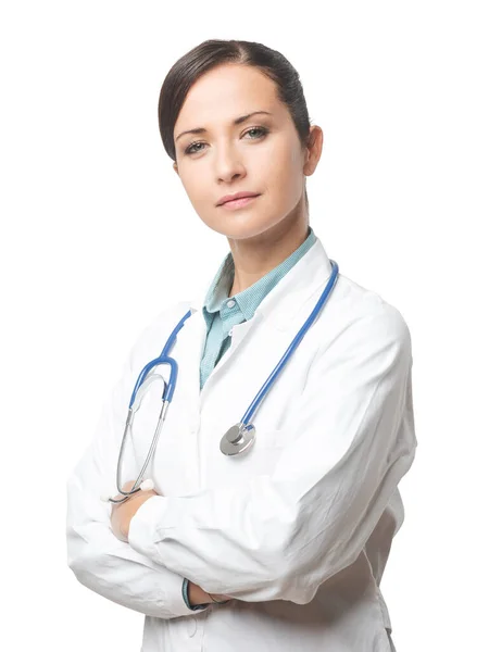 Doctora Sonriente Confiada Posando Con Bata Laboratorio Estetoscopio — Foto de Stock