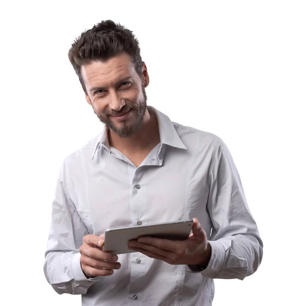 Uśmiechnięty Mężczyzna Pewność Przy Użyciu Cyfrowego Tabletu Patrząc Kamery — Zdjęcie stockowe