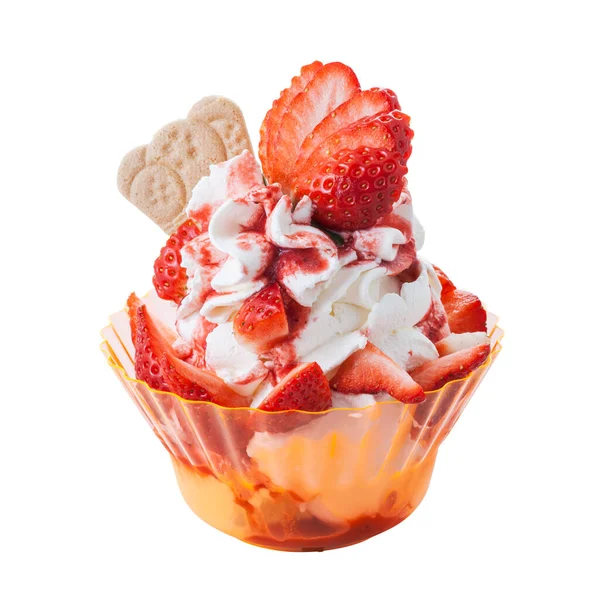 美味的草莓冰淇淋圣代与晶片和顶部在一个塑料杯 — 图库照片
