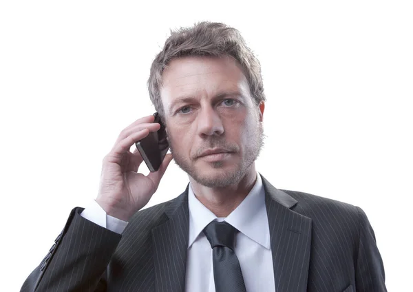 自信的企业主管用他的智能手机 通信和咨询理念打电话 — 图库照片