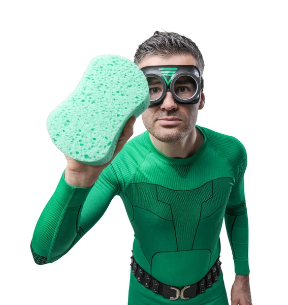 Super Herói Verde Engraçado Limpeza Com Precisão Com Uma Esponja — Fotografia de Stock