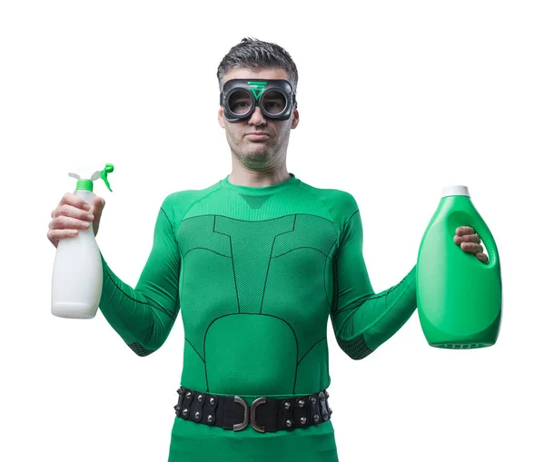 スプレー洗剤と洗濯用洗剤を示す緑のスーパー ヒーロー — ストック写真