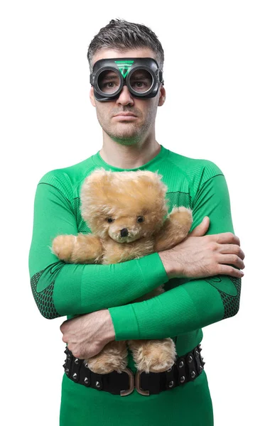 孤独的悲伤超级英雄紧抱着一个可爱的泰迪熊 — 图库照片