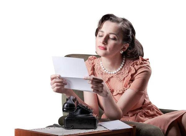 Stile Vintage Affascinante Donna Seduta Sulla Poltrona Lettura Una Lettera — Foto Stock