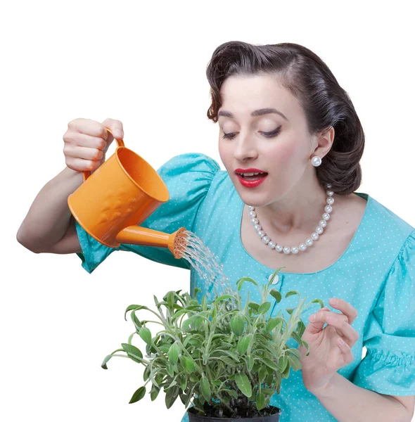 复古风格的妇女在家里用小水壶浇灌植物 园艺和家庭观念 — 图库照片