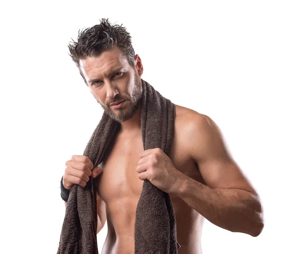 自信的肌肉男 干燥用毛巾他运动的身体 — 图库照片
