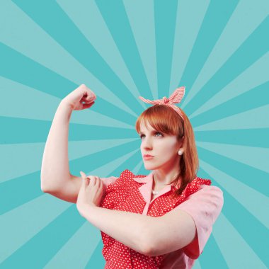 Pazılarını ve yumruğunu gösteren kendine güveni tam bir klasik ev hanımı: kadınların güçlendirilmesi ve feminizm kavramı