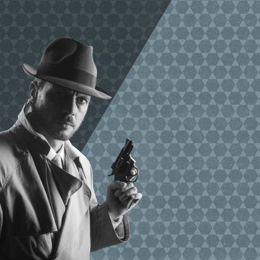 Yakışıklı dedektif trençkot karanlık, film noir elinde bir silah