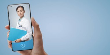 Çevrimiçi tıbbi servis ve teletıp: Doktor akıllı telefon ekranı hakkında tavsiye veriyor