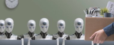 Elinde eşyalarıyla birlikte bir kutu tutan ve ofisten ayrılan kovulmuş bir ofis çalışanı, arka planda bilgisayarlarla çalışan birçok android robot: AI ve robotiğin işsizlik üzerindeki etkisi