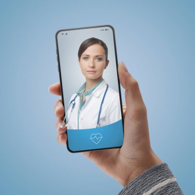 Çevrimiçi tıbbi servis ve teletıp: Doktor akıllı telefon ekranı hakkında tavsiye veriyor