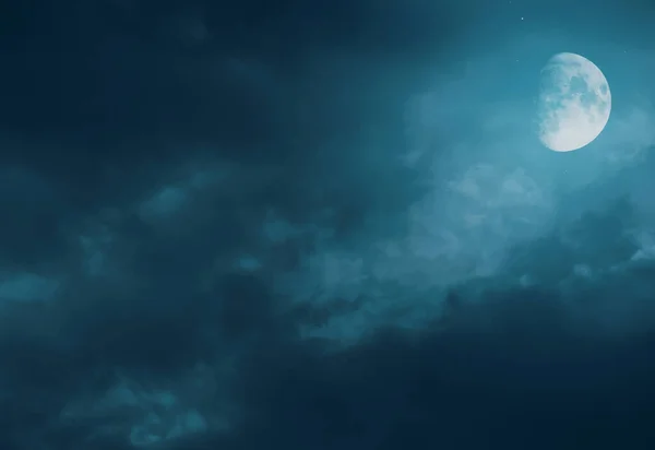 Прекрасное Волшебное Голубое Ночное Небо Облаками Полнолунием Звездами — стоковое фото