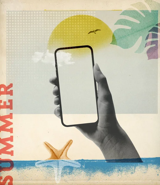 Cartel Collage Vintage Vacaciones Verano Mano Sosteniendo Smartphone Una Playa — Foto de Stock