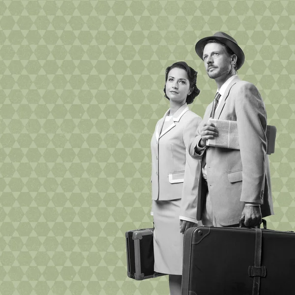 Elegant Couple Leaving Vacations Luggage 1950S Style — Stock Photo, Image